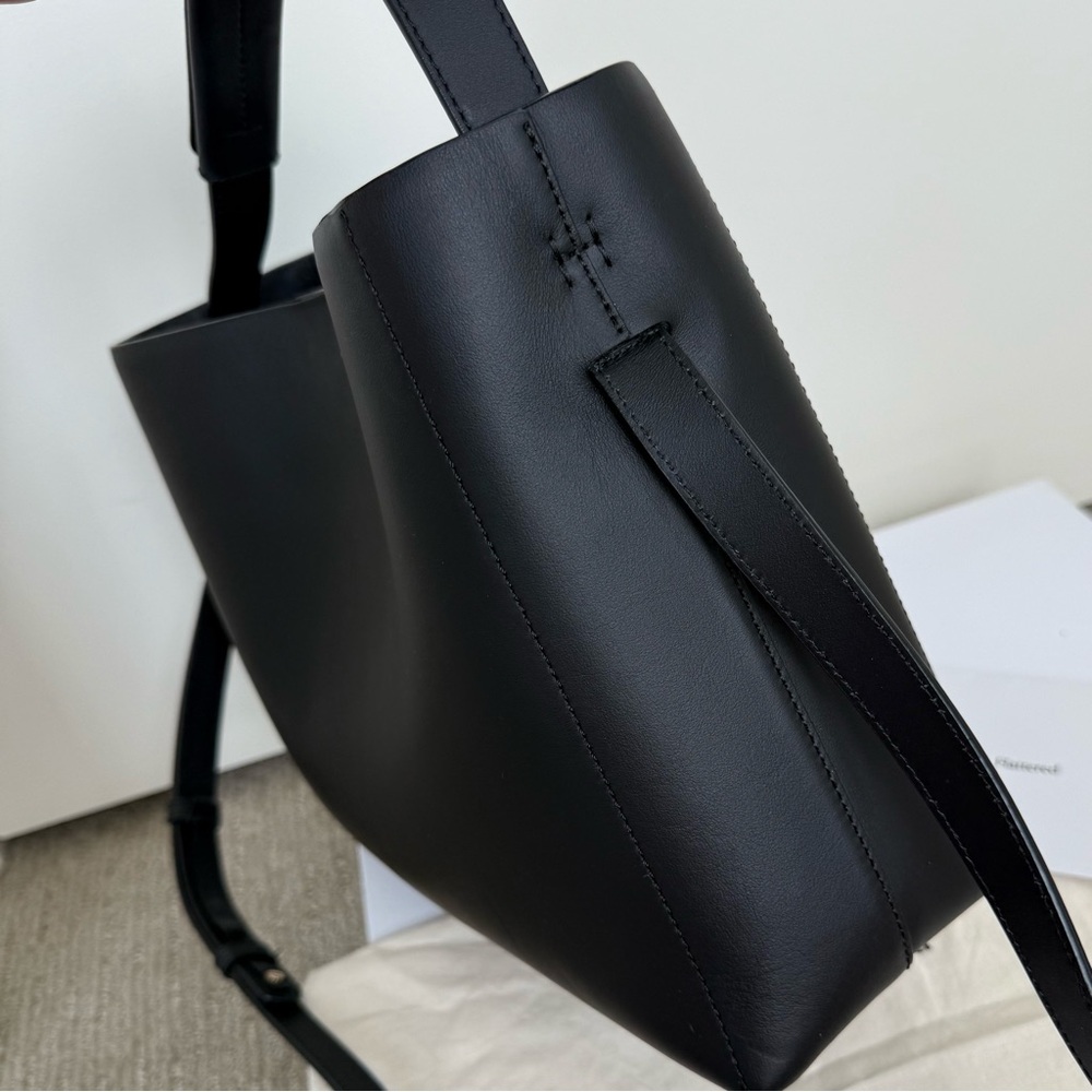 Flattered Classic Leather Bag. Scandinavian Minimalist Brand. Hedda Grande Tote. - Picture 7 of 16